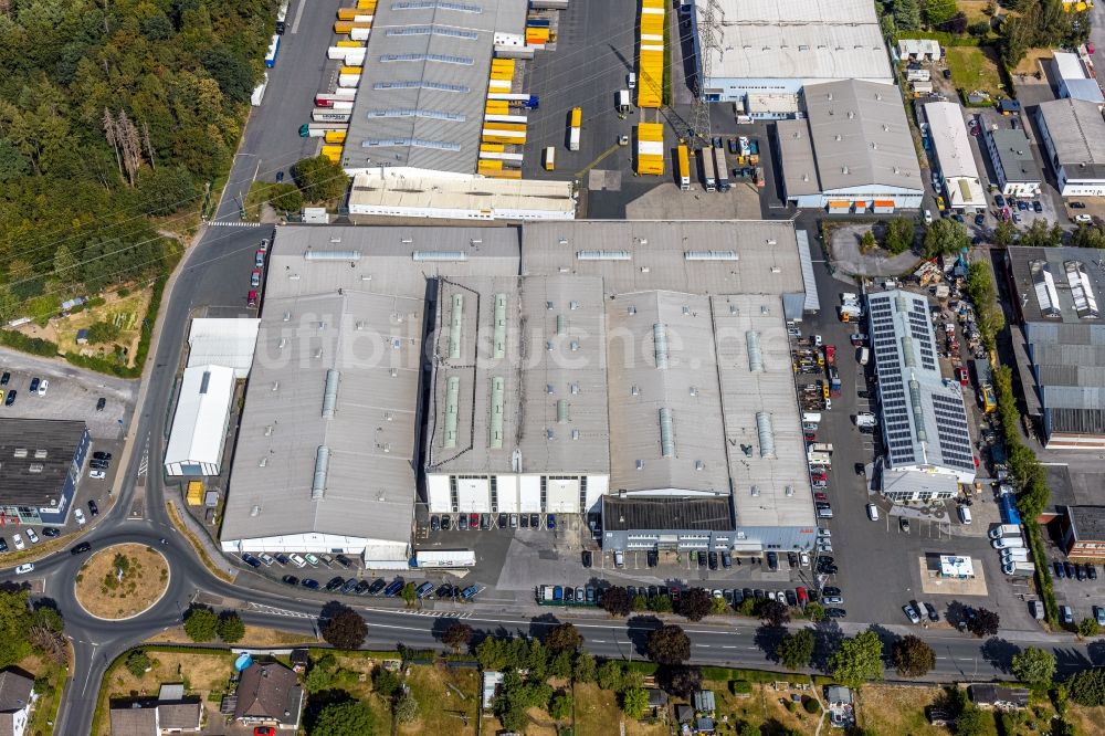 Menden (Sauerland) aus der Vogelperspektive: Gebäudekomplex und Gelände des Logistikzentrums ABB Logistics Centre Europe in Menden (Sauerland) im Bundesland Nordrhein-Westfalen, Deutschland