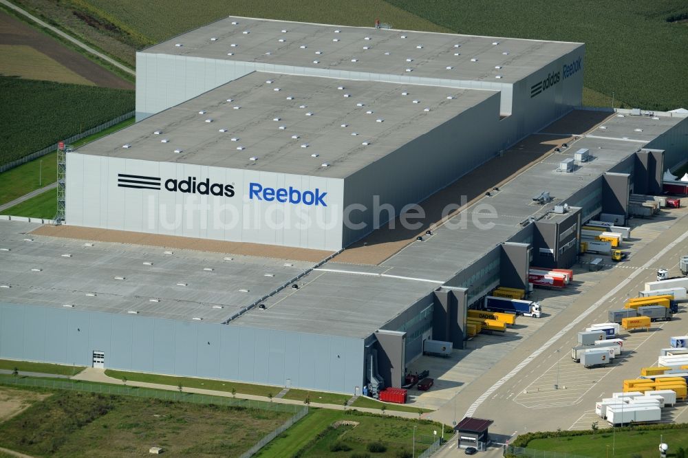 Rieste aus der Vogelperspektive: Gebäudekomplex und Gelände des Logistikzentrums adidas Reebok im Gewerbegebiet Niedersachsenpark in Rieste im Bundesland Niedersachsen