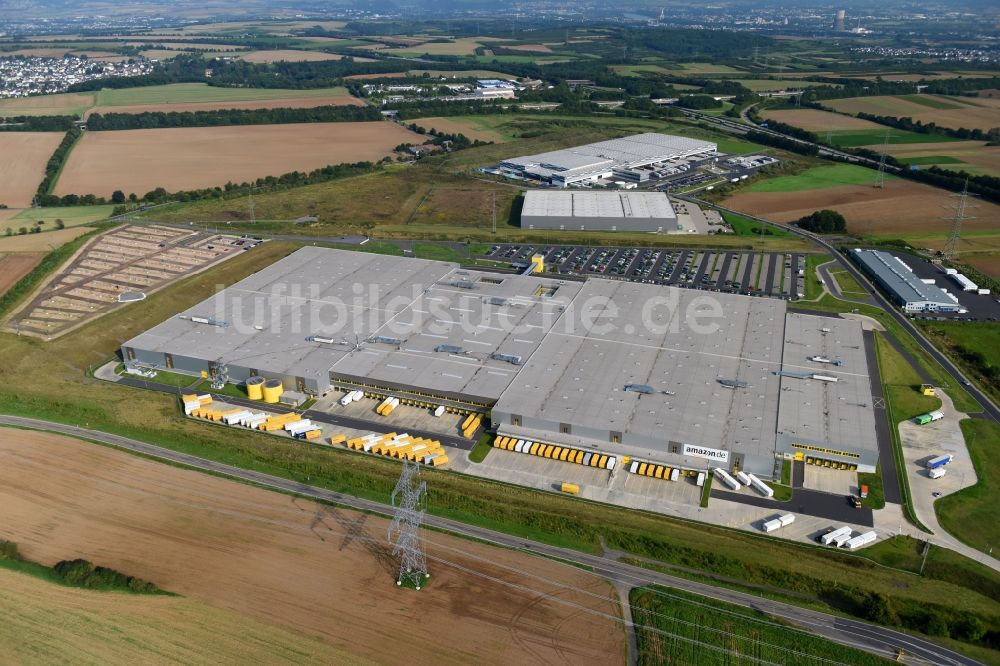 Kobern-Gondorf aus der Vogelperspektive: Gebäudekomplex und Gelände des Logistikzentrums AMAZON Am Autobahnkreuz in Kobern-Gondorf im Bundesland Rheinland-Pfalz, Deutschland