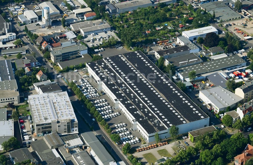 Berlin aus der Vogelperspektive: Gebäudekomplex und Gelände des Logistikzentrums der Amazon Europe Core S.à r.l. im Ortsteil Mariendorf in Berlin, Deutschland