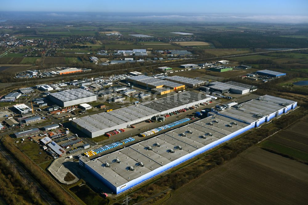 Luftaufnahme Winsen (Luhe) - Gebäudekomplex und Gelände des Logistikzentrums Amazon Logistik Winsen GmbH - HAM2 in Winsen (Luhe) im Bundesland Niedersachsen, Deutschland