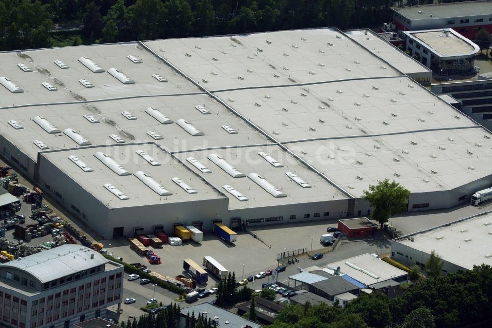 Garbsen von oben - Gebäudekomplex und Gelände des Logistikzentrums von Arvato systems Bertelsmann in Garbsen im Bundesland Niedersachsen