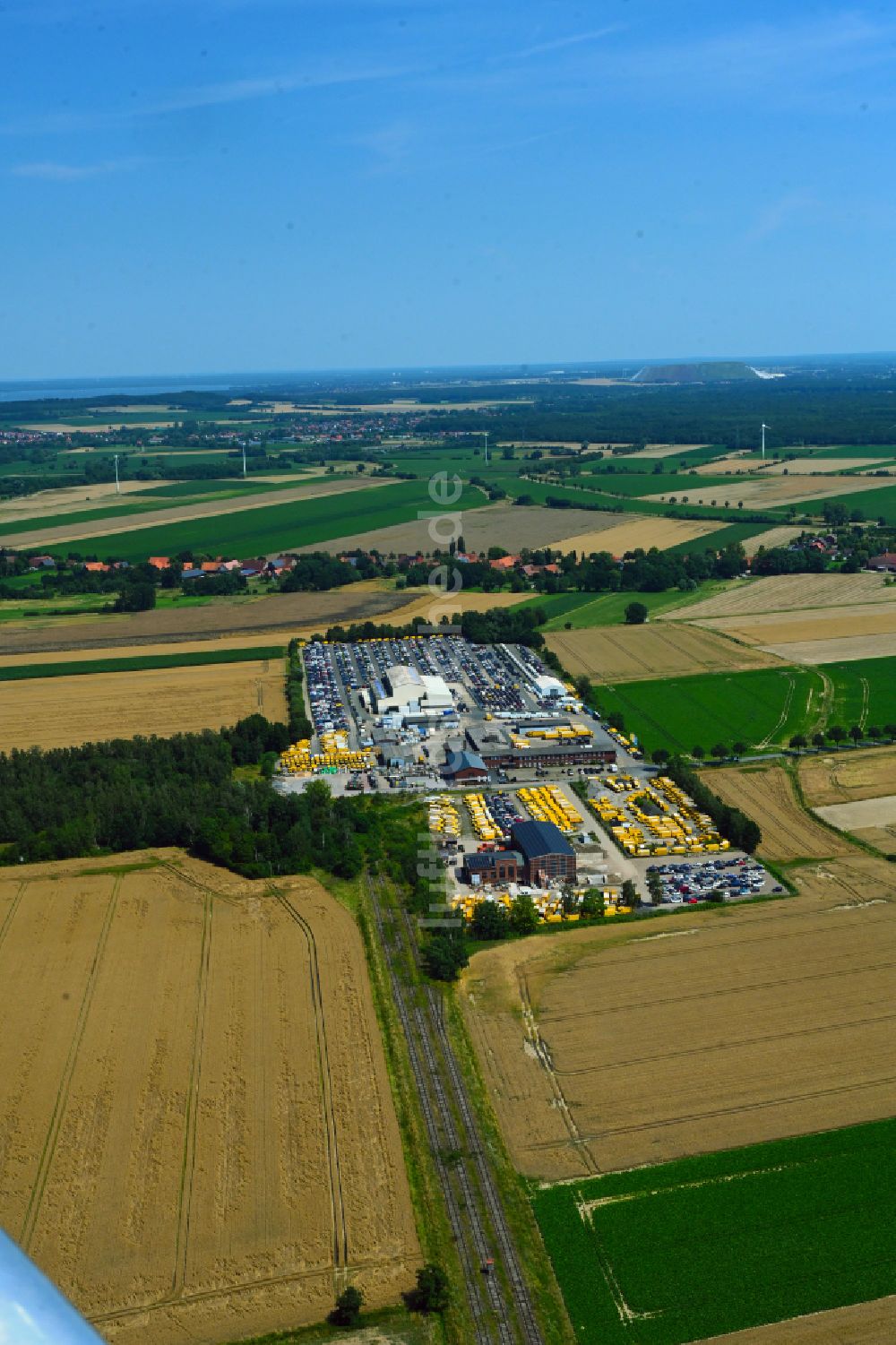 Luftaufnahme Lüdersfeld - Gebäudekomplex und Gelände des Logistikzentrums AUTOKONTOR BAYERN GmbH in Lüdersfeld im Bundesland Niedersachsen, Deutschland