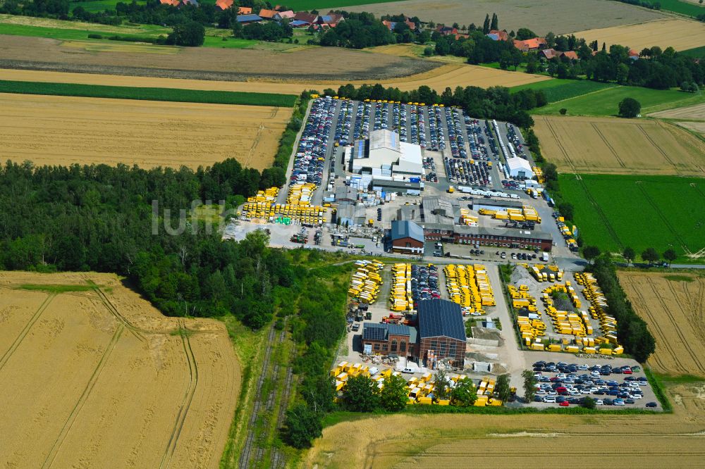 Lüdersfeld von oben - Gebäudekomplex und Gelände des Logistikzentrums AUTOKONTOR BAYERN GmbH in Lüdersfeld im Bundesland Niedersachsen, Deutschland