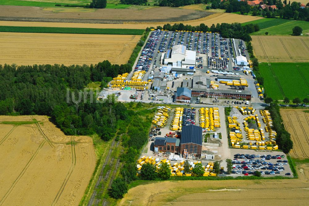 Lüdersfeld aus der Vogelperspektive: Gebäudekomplex und Gelände des Logistikzentrums AUTOKONTOR BAYERN GmbH in Lüdersfeld im Bundesland Niedersachsen, Deutschland