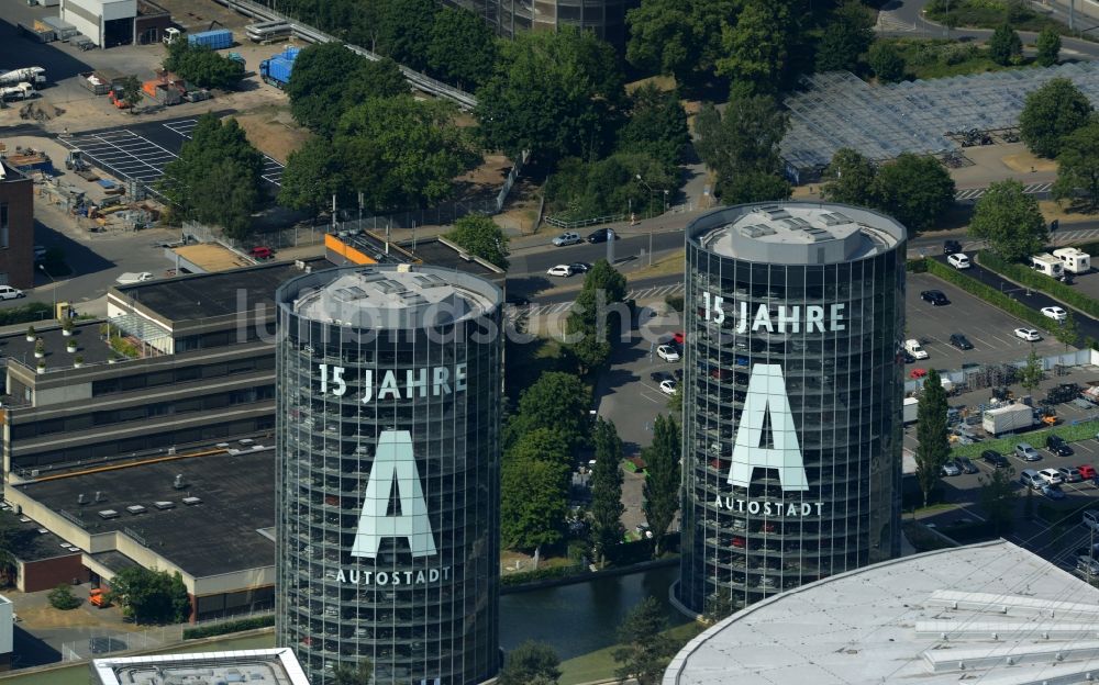 Wolfsburg aus der Vogelperspektive: Gebäudekomplex und Gelände des Logistikzentrums der Autostadt des VW Volkswagen- Werkes in Wolfsburg im Bundesland Niedersachsen