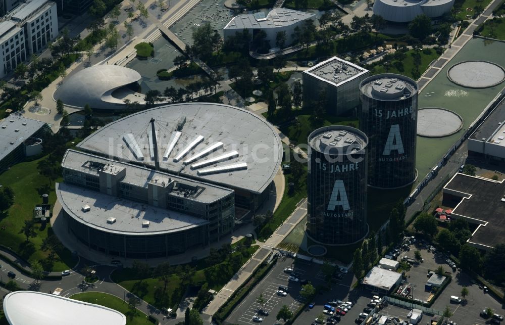 Wolfsburg aus der Vogelperspektive: Gebäudekomplex und Gelände des Logistikzentrums der Autostadt des VW Volkswagen- Werkes in Wolfsburg im Bundesland Niedersachsen