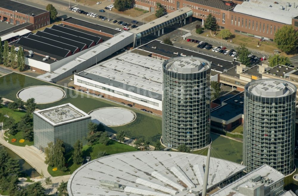 Wolfsburg aus der Vogelperspektive: Gebäudekomplex und Gelände des Logistikzentrums der Autostadt des VW Volkswagen- Werkes in Wolfsburg im Bundesland Niedersachsen