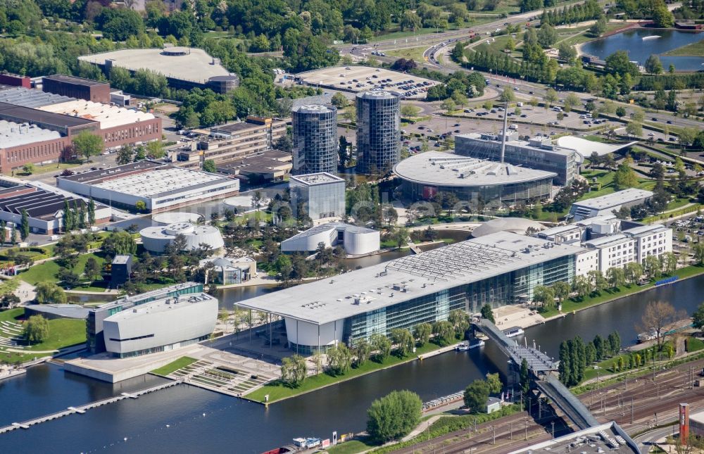 Wolfsburg aus der Vogelperspektive: Gebäudekomplex und Gelände des Logistikzentrums der Autostadt des VW Volkswagen- Werkes in Wolfsburg im Bundesland Niedersachsen