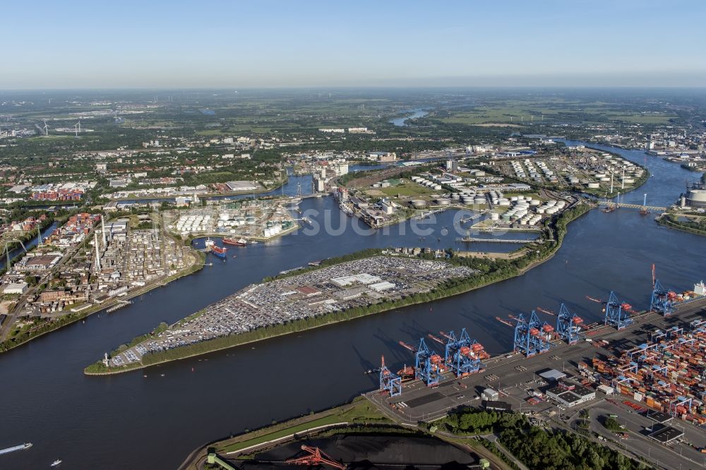 Luftaufnahme Hamburg - Gebäudekomplex und Gelände des Logistikzentrums der BLG Autoterminal Hamburg Gmbh&Co.KG mit Autostellplätze auf der Halbinsel Kattwyk in Hamburg