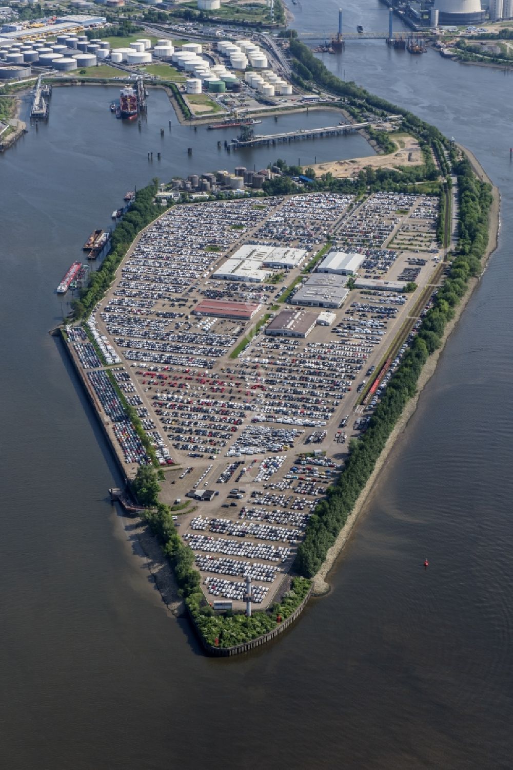 Hamburg aus der Vogelperspektive: Gebäudekomplex und Gelände des Logistikzentrums der BLG Autoterminal Hamburg Gmbh&Co.KG mit Autostellplätze auf der Halbinsel Kattwyk in Hamburg