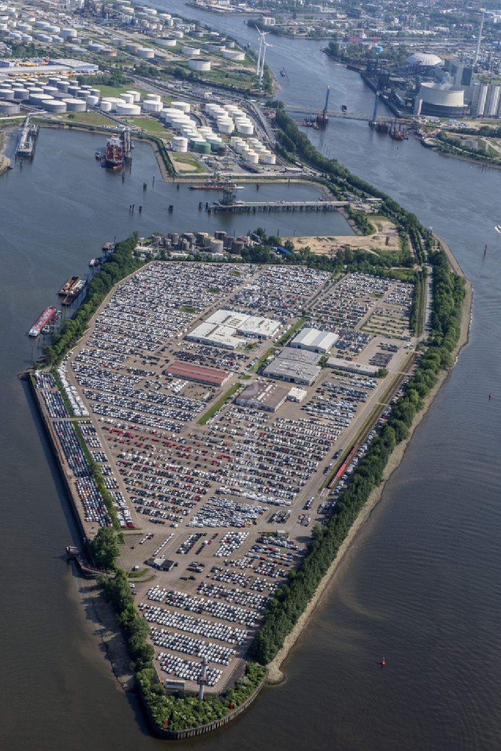 Luftbild Hamburg - Gebäudekomplex und Gelände des Logistikzentrums der BLG Autoterminal Hamburg Gmbh&Co.KG mit Autostellplätze auf der Halbinsel Kattwyk in Hamburg