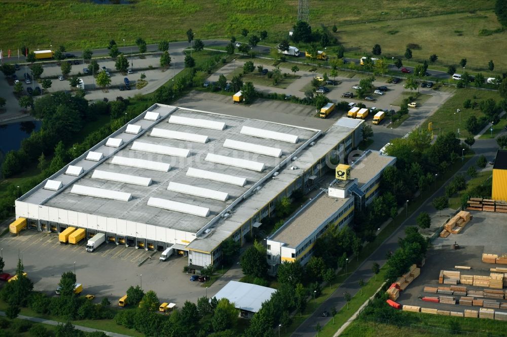 Hennigsdorf von oben - Gebäudekomplex und Gelände des Logistikzentrums Briefzentrum 13 am Walter-Kleinow-Ring in Hennigsdorf im Bundesland Brandenburg, Deutschland