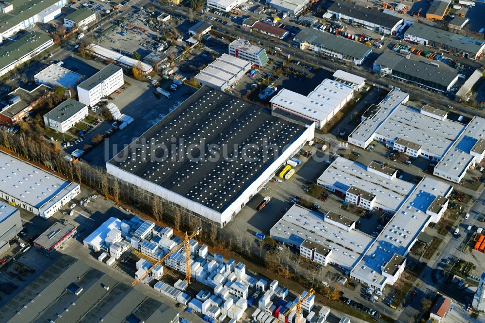 Luftaufnahme Berlin - Gebäudekomplex und Gelände des Logistikzentrums an der Bürknersfelder Straße in Berlin, Deutschland