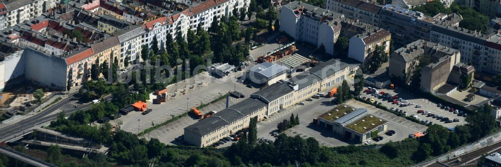 Berlin von oben - Gebäudekomplex und Gelände des Logistikzentrums BSR Recyclinghof an der Behmstraße in Berlin