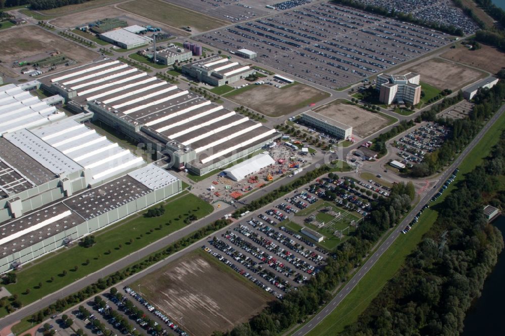 Germersheim von oben - Gebäudekomplex und Gelände des Logistikzentrums Daimler AG Global Logistic Center auf der Insel Grün in Germersheim im Bundesland Rheinland-Pfalz, Deutschland