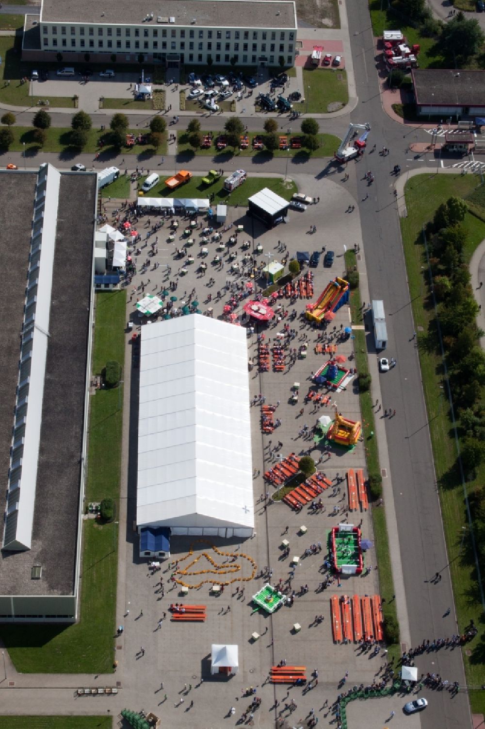 Germersheim aus der Vogelperspektive: Gebäudekomplex und Gelände des Logistikzentrums Daimler AG Global Logistic Center auf der Insel Grün in Germersheim im Bundesland Rheinland-Pfalz, Deutschland