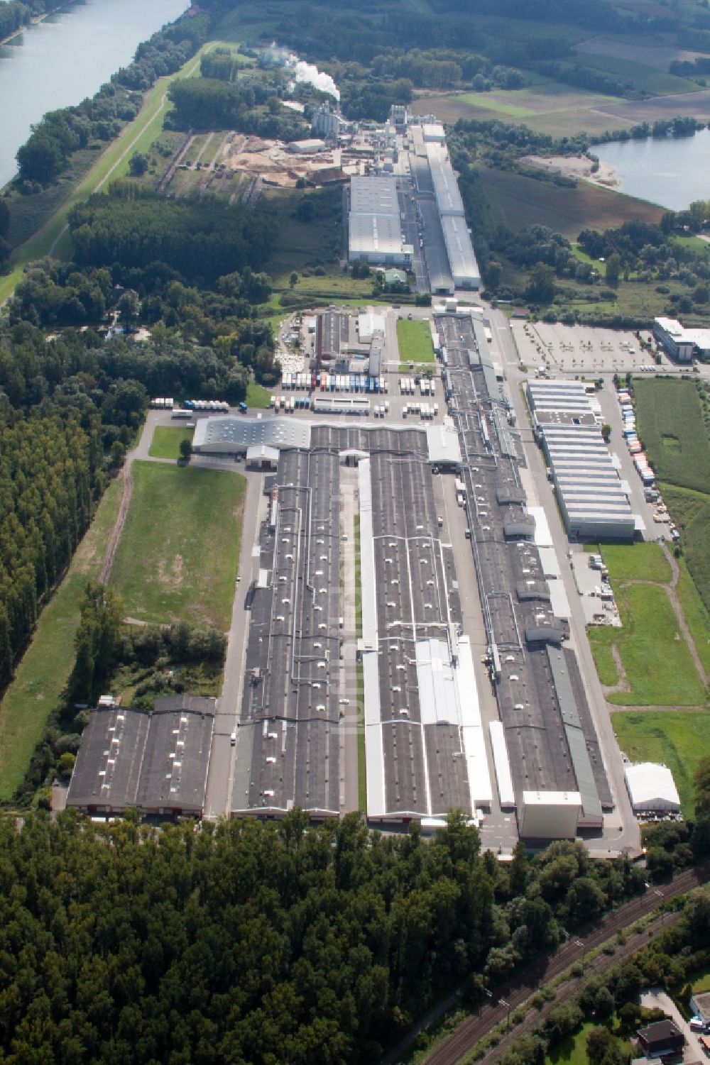 Luftaufnahme Germersheim - Gebäudekomplex und Gelände des Logistikzentrums Daimler AG Global Logistic Center auf der Insel Grün in Germersheim im Bundesland Rheinland-Pfalz, Deutschland