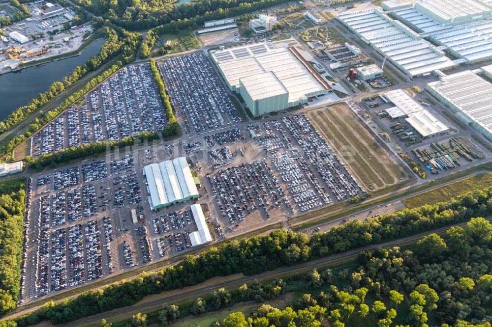 Luftbild Germersheim - Gebäudekomplex und Gelände des Logistikzentrums Daimler AG Global Logistic Center auf der Insel Grün in Germersheim im Bundesland Rheinland-Pfalz, Deutschland