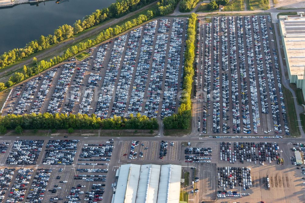 Luftaufnahme Germersheim - Gebäudekomplex und Gelände des Logistikzentrums Daimler AG Global Logistic Center auf der Insel Grün in Germersheim im Bundesland Rheinland-Pfalz, Deutschland