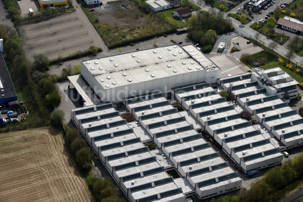 Einbeck von oben - Gebäudekomplex und Gelände des Logistikzentrums Deutsche Post Dialog Solutions GmbH Geschäftsfeld Lettershop an der Hansestraße in Einbeck im Bundesland Niedersachsen