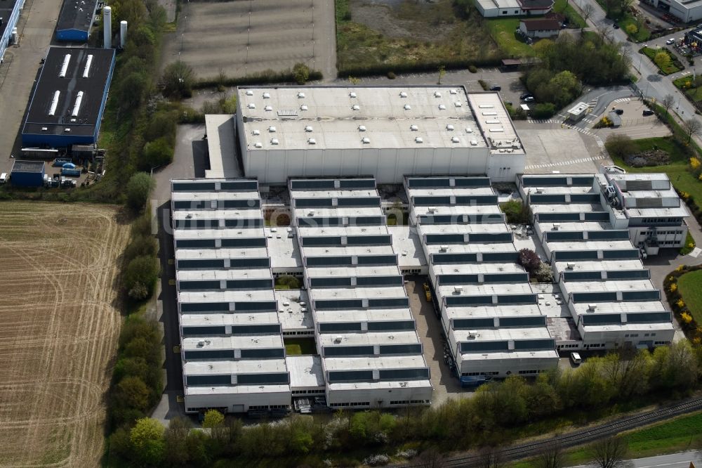 Einbeck aus der Vogelperspektive: Gebäudekomplex und Gelände des Logistikzentrums Deutsche Post Dialog Solutions GmbH Geschäftsfeld Lettershop an der Hansestraße in Einbeck im Bundesland Niedersachsen