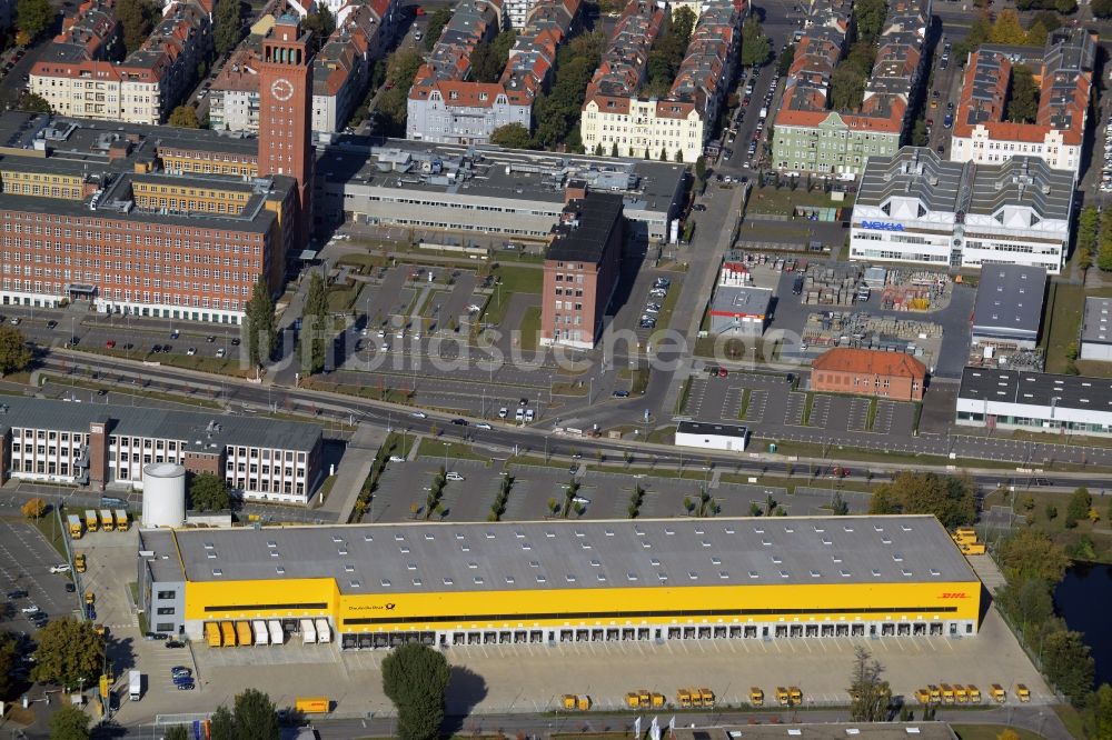 Luftbild Berlin - Gebäudekomplex und Gelände des Logistikzentrums der Deutschen Post DHL Hub am Wohlrabedamm in Berlin