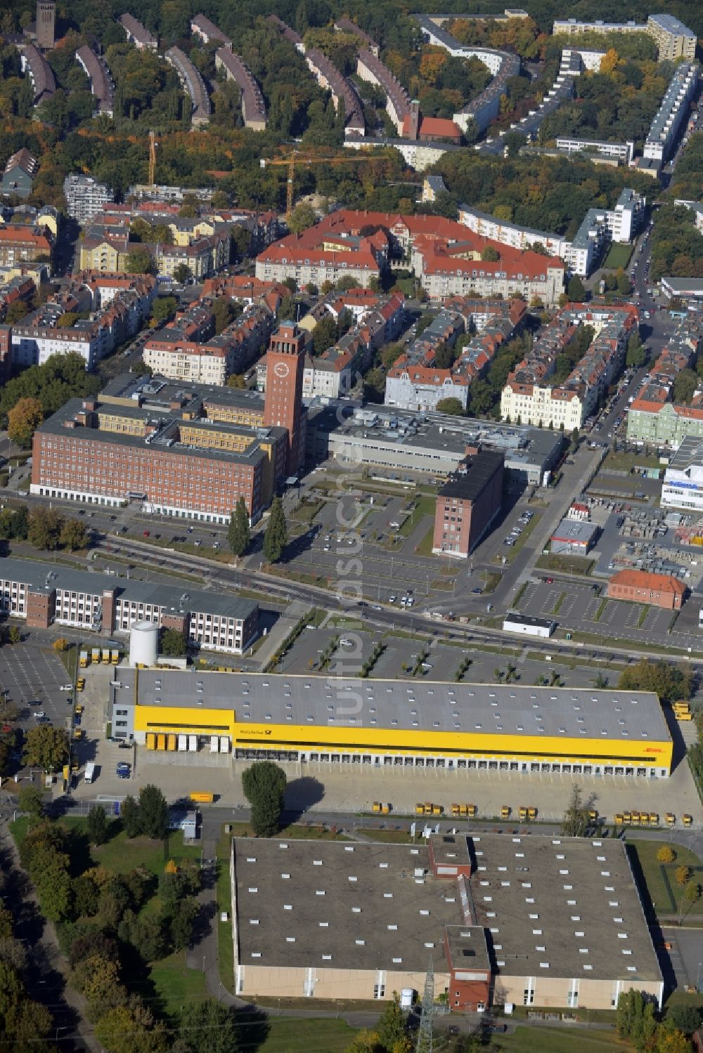 Berlin von oben - Gebäudekomplex und Gelände des Logistikzentrums der Deutschen Post DHL Hub am Wohlrabedamm in Berlin