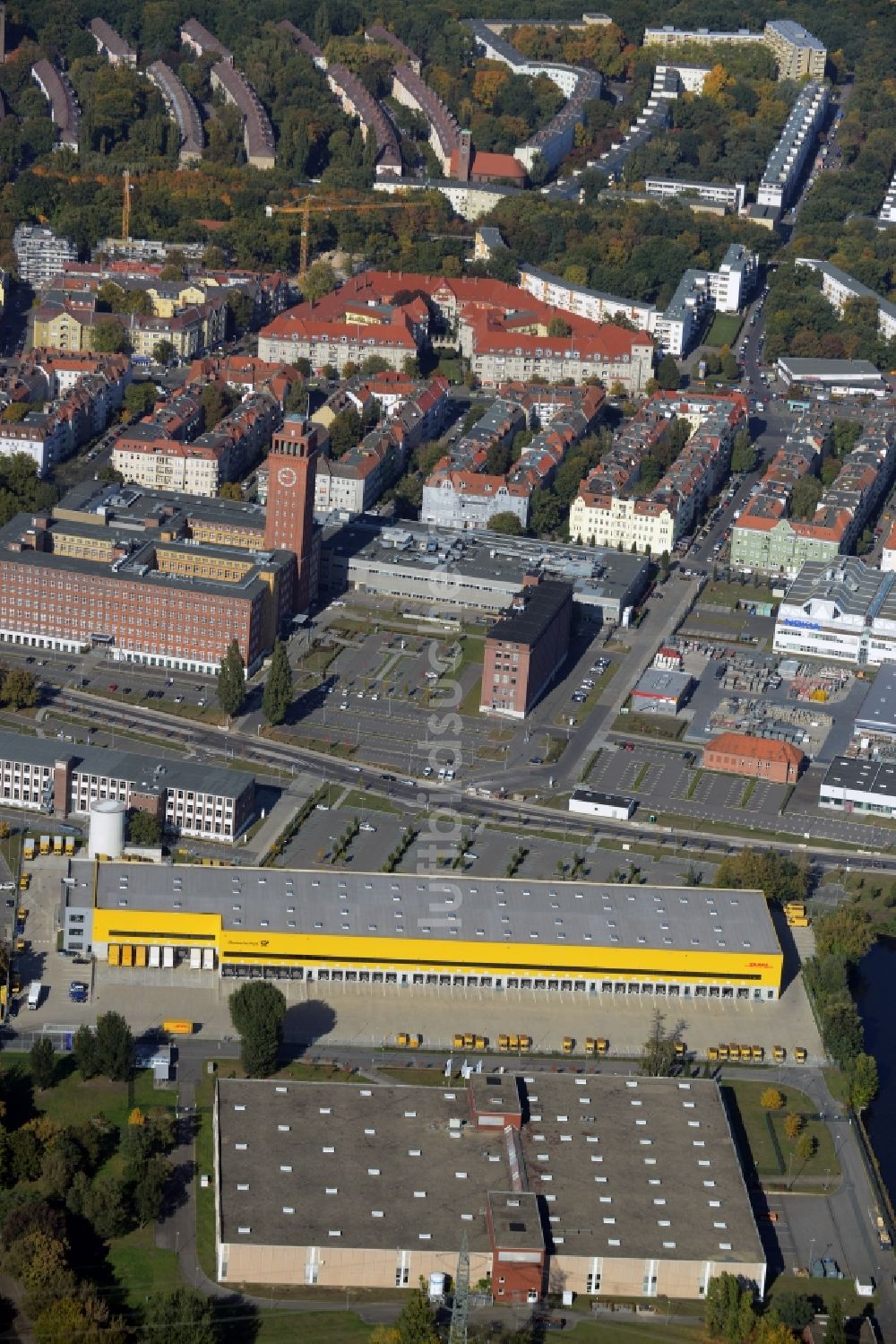 Berlin aus der Vogelperspektive: Gebäudekomplex und Gelände des Logistikzentrums der Deutschen Post DHL Hub am Wohlrabedamm in Berlin