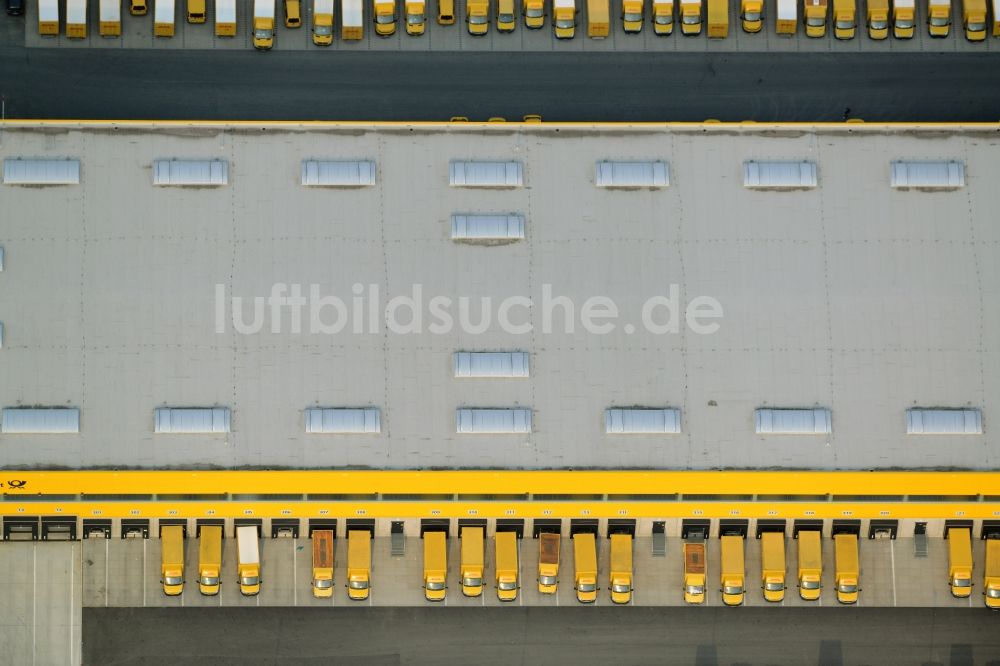 Luftaufnahme Berlin - Gebäudekomplex und Gelände des Logistikzentrums der Deutschen Post - DHL im Stadtteil Britz in Berlin