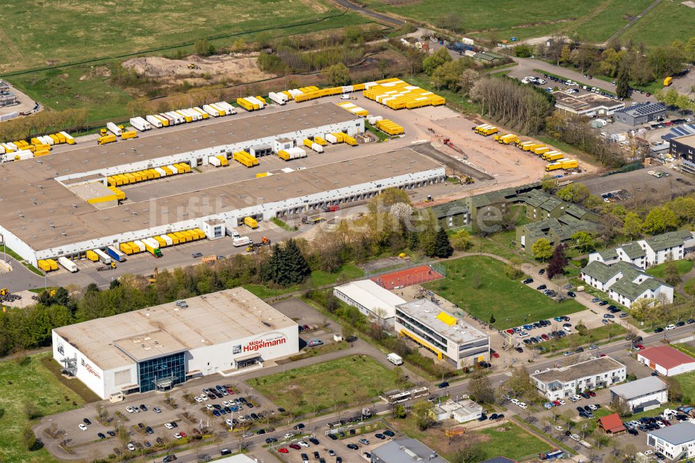 Luftaufnahme Lahr/Schwarzwald - Gebäudekomplex und Gelände des Logistikzentrums DHL Frachtzentrum Lahr-Freiburg in Lahr/Schwarzwald im Bundesland Baden-Württemberg, Deutschland