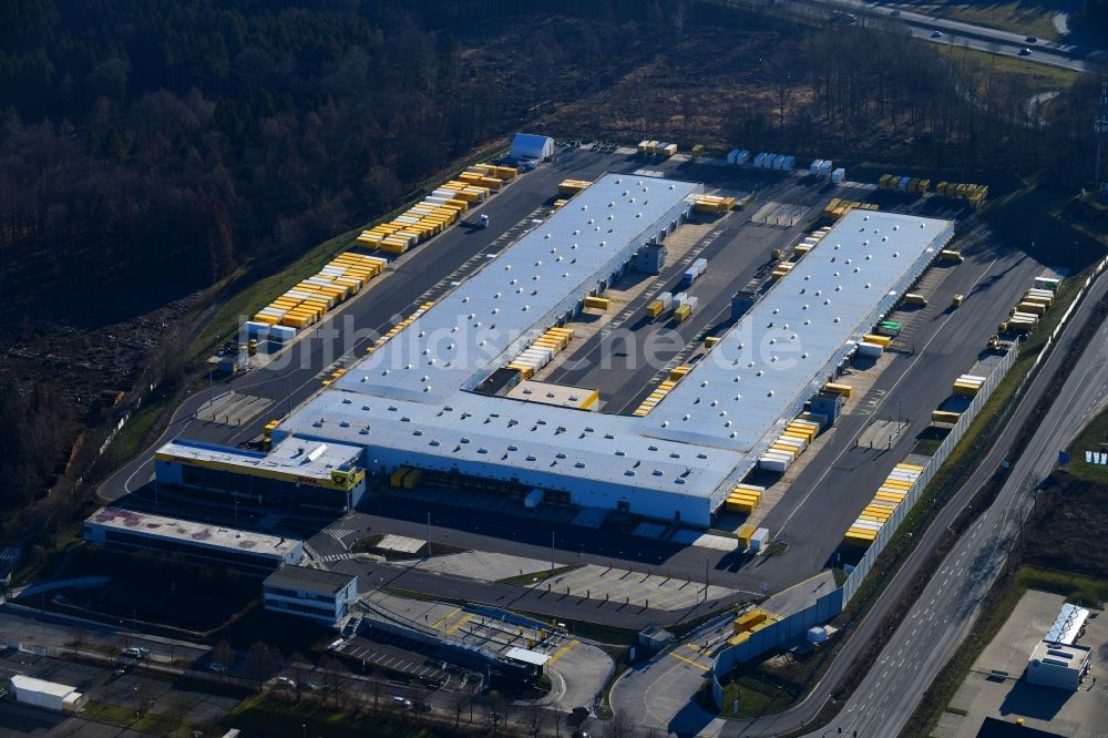 Luftaufnahme Staufenberg - Gebäudekomplex und Gelände des Logistikzentrums DHL Frachtzentrum in Staufenberg im Bundesland Niedersachsen, Deutschland