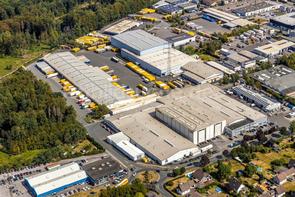 Menden (Sauerland) von oben - Gebäudekomplex und Gelände des Logistikzentrums der DHL Freight GmbH in Menden (Sauerland) im Bundesland Nordrhein-Westfalen, Deutschland