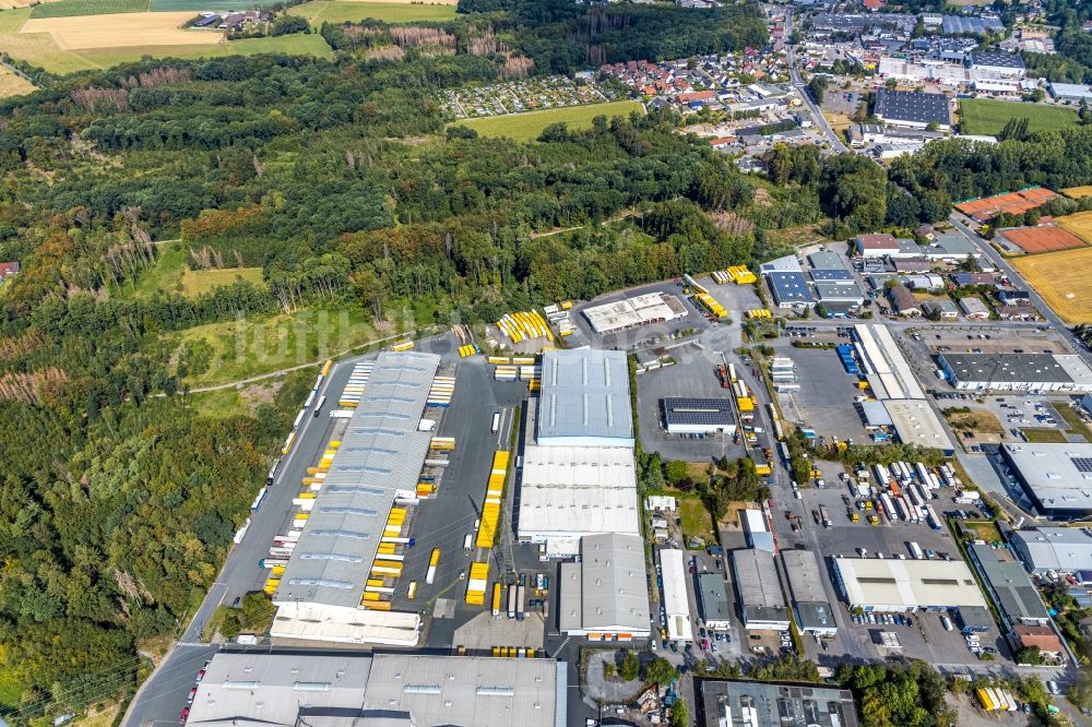 Menden (Sauerland) aus der Vogelperspektive: Gebäudekomplex und Gelände des Logistikzentrums der DHL Freight GmbH in Menden (Sauerland) im Bundesland Nordrhein-Westfalen, Deutschland