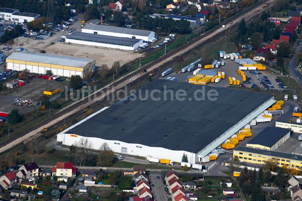 Luftaufnahme Oranienburg - Gebäudekomplex und Gelände des Logistikzentrums der DHL GmbH im Ortsteil Sachsenhausen in Oranienburg im Bundesland Brandenburg, Deutschland