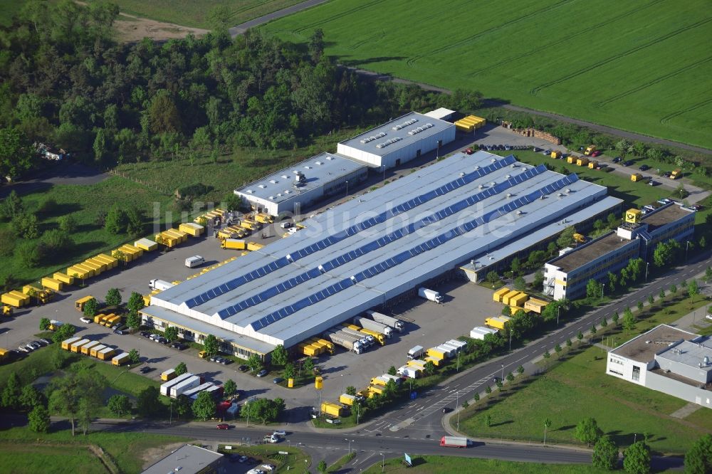 Stahnsdorf von oben - Gebäudekomplex und Gelände des Logistikzentrums des DHL Hub Verteilerzentrums der Deutschen Post in Stahnsdorf im Bundesland Brandenburg