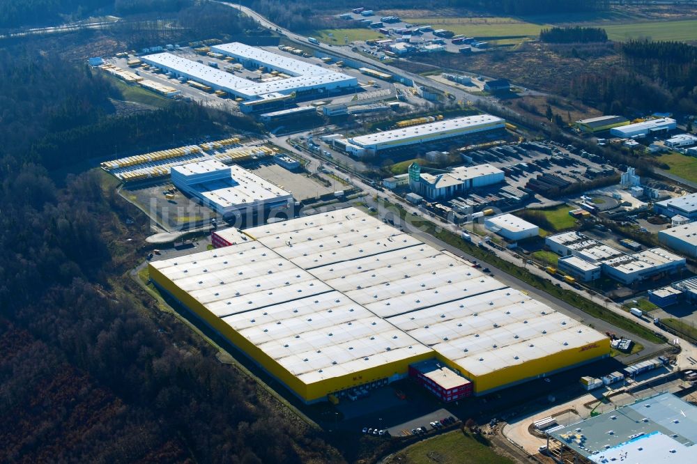 Staufenberg aus der Vogelperspektive: Gebäudekomplex und Gelände des Logistikzentrums der DHL Paket GmbH in Staufenberg im Bundesland Niedersachsen, Deutschland