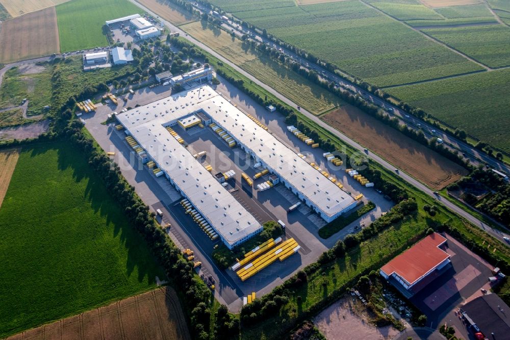 Luftbild Saulheim - Gebäudekomplex und Gelände des Logistikzentrums der DHL in Saulheim im Bundesland Rheinland-Pfalz, Deutschland