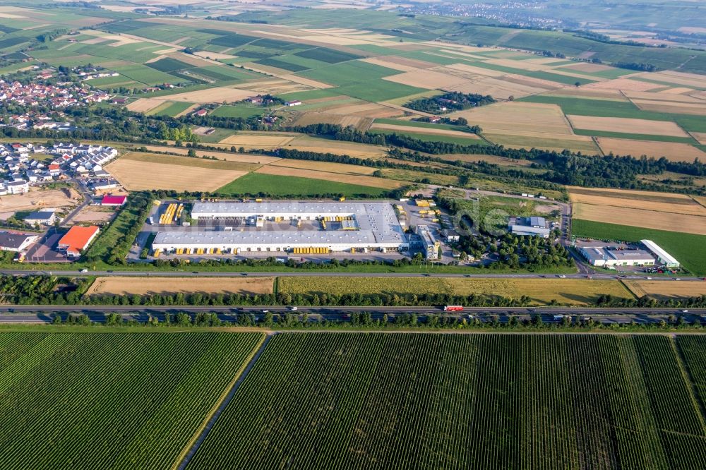 Luftaufnahme Saulheim - Gebäudekomplex und Gelände des Logistikzentrums der DHL in Saulheim im Bundesland Rheinland-Pfalz, Deutschland