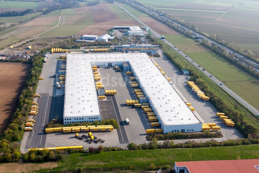 Saulheim von oben - Gebäudekomplex und Gelände des Logistikzentrums der DHL in Saulheim im Bundesland Rheinland-Pfalz, Deutschland