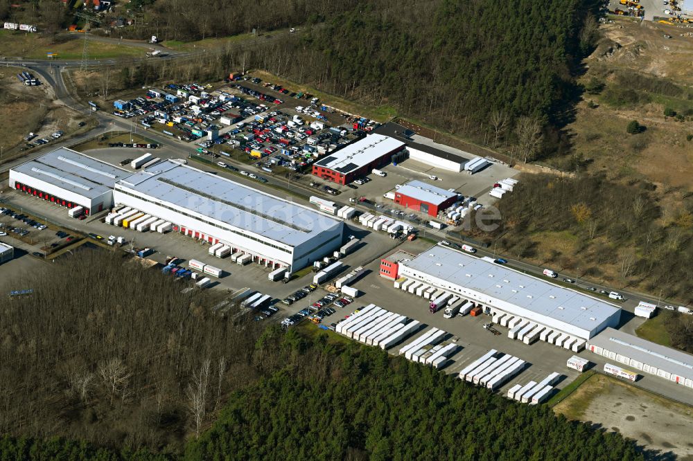 Schenkendorf aus der Vogelperspektive: Gebäudekomplex und Gelände des Logistikzentrums der DPD Deutschland GmbH in Schenkendorf im Bundesland Brandenburg, Deutschland