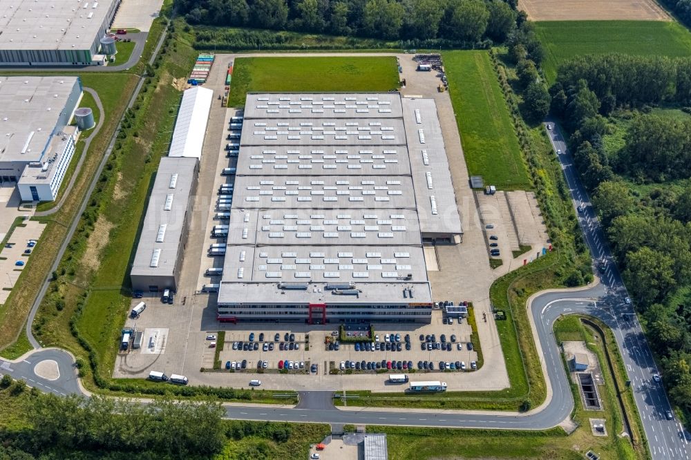 Bergkamen von oben - Gebäudekomplex und Gelände des Logistikzentrums entlang der Autobahn BAB A2 in Bergkamen im Bundesland Nordrhein-Westfalen, Deutschland