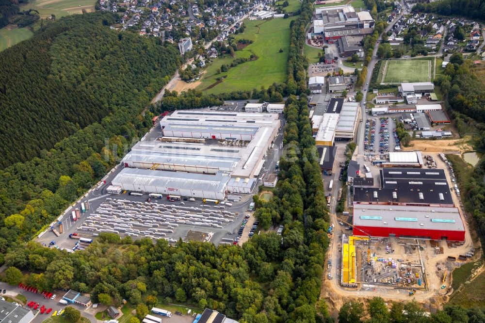 Luftaufnahme Netphen - Gebäudekomplex und Gelände des Logistikzentrums der Fischer Profil GmbH in Netphen im Bundesland Nordrhein-Westfalen, Deutschland