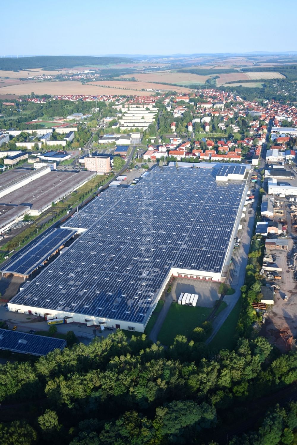 Luftaufnahme Leinefelde-Worbis - Gebäudekomplex und Gelände des Logistikzentrums der Global Warehouse and Logistics GmbH an der Boschstraße in Leinefelde-Worbis im Bundesland Thüringen, Deutschland