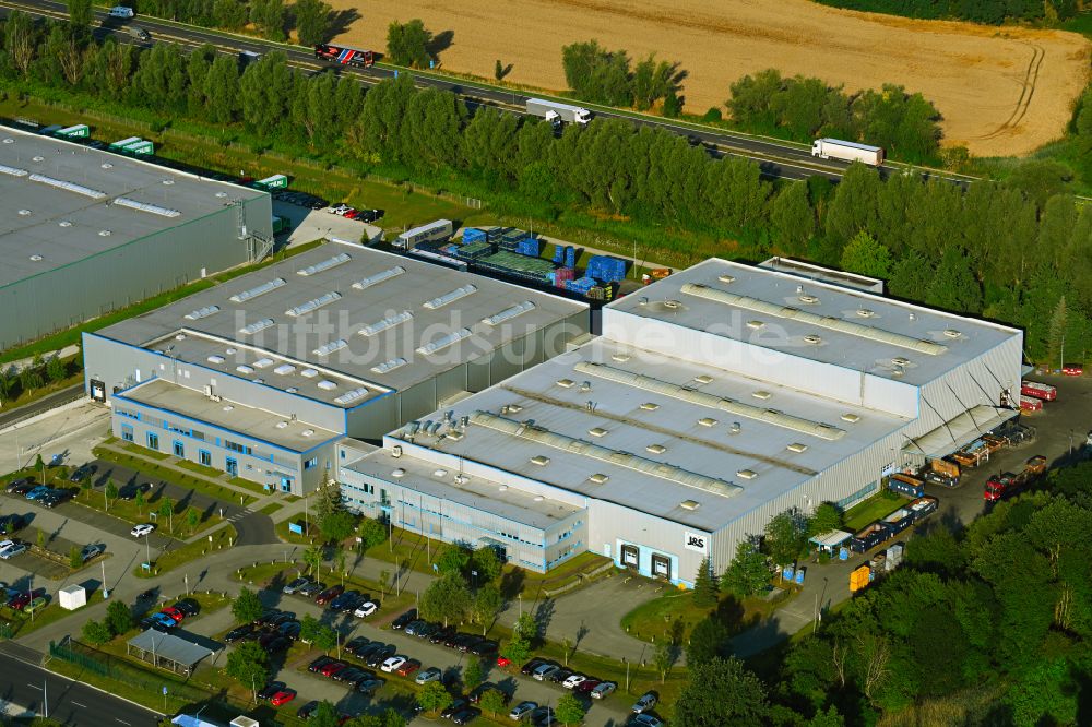 Wustermark von oben - Gebäudekomplex und Gelände des Logistikzentrums der J&S GmbH Automotive Technology in Wustermark im Bundesland Brandenburg, Deutschland