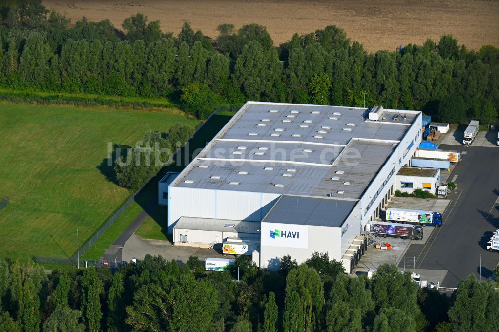 Wustermark aus der Vogelperspektive: Gebäudekomplex und Gelände des Logistikzentrums Havi Logistics in Wustermark im Bundesland Brandenburg, Deutschland