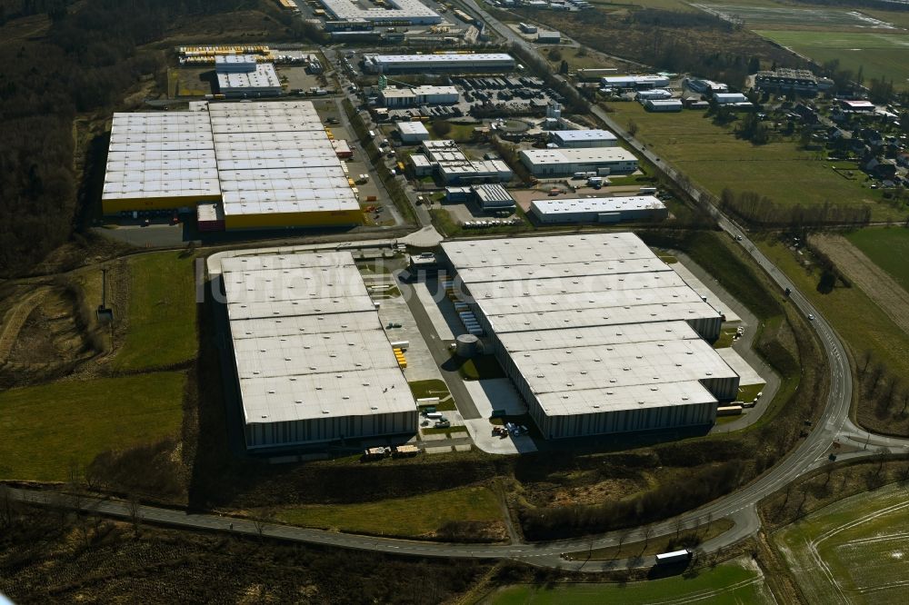 Staufenberg von oben - Gebäudekomplex und Gelände des Logistikzentrums Vor der Hecke in Staufenberg im Bundesland Niedersachsen, Deutschland