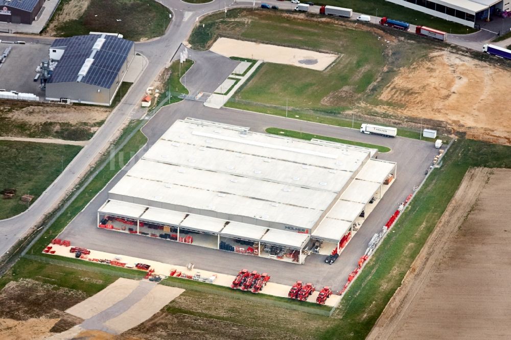 Schierling aus der Vogelperspektive: Gebäudekomplex und Gelände des Logistikzentrums der HOLMER Maschinenbau GmbH in Schierling im Bundesland Bayern, Deutschland