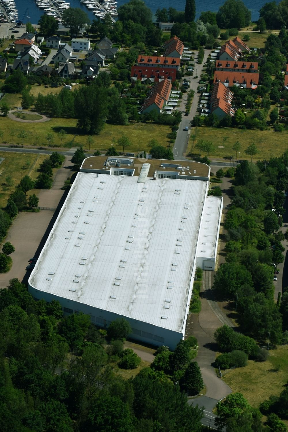 Luftaufnahme Werder (Havel) - Gebäudekomplex und Gelände des Logistikzentrums der Hospital LogiServe GmbH in Werder (Havel) im Bundesland Brandenburg, Deutschland