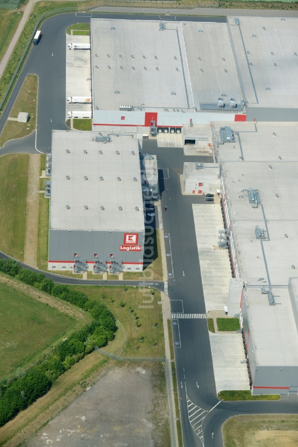 Luftaufnahme Barsinghausen - Gebäudekomplex und Gelände des Logistikzentrums KAUFLAND der Schwarz Beteiligungs GmbH in Barsinghausen im Bundesland Niedersachsen